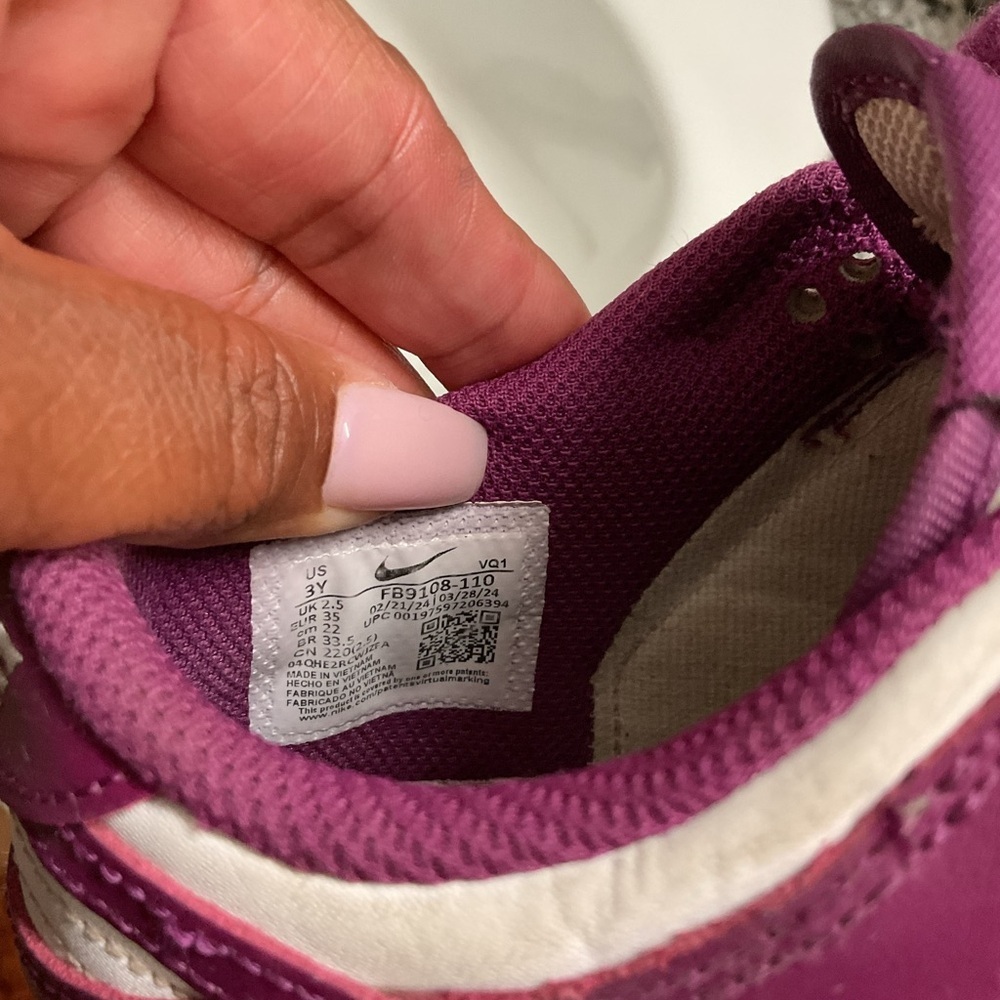 Nike Kids Low-Top Sneakers in White & Magenta - Picture 3 of 7